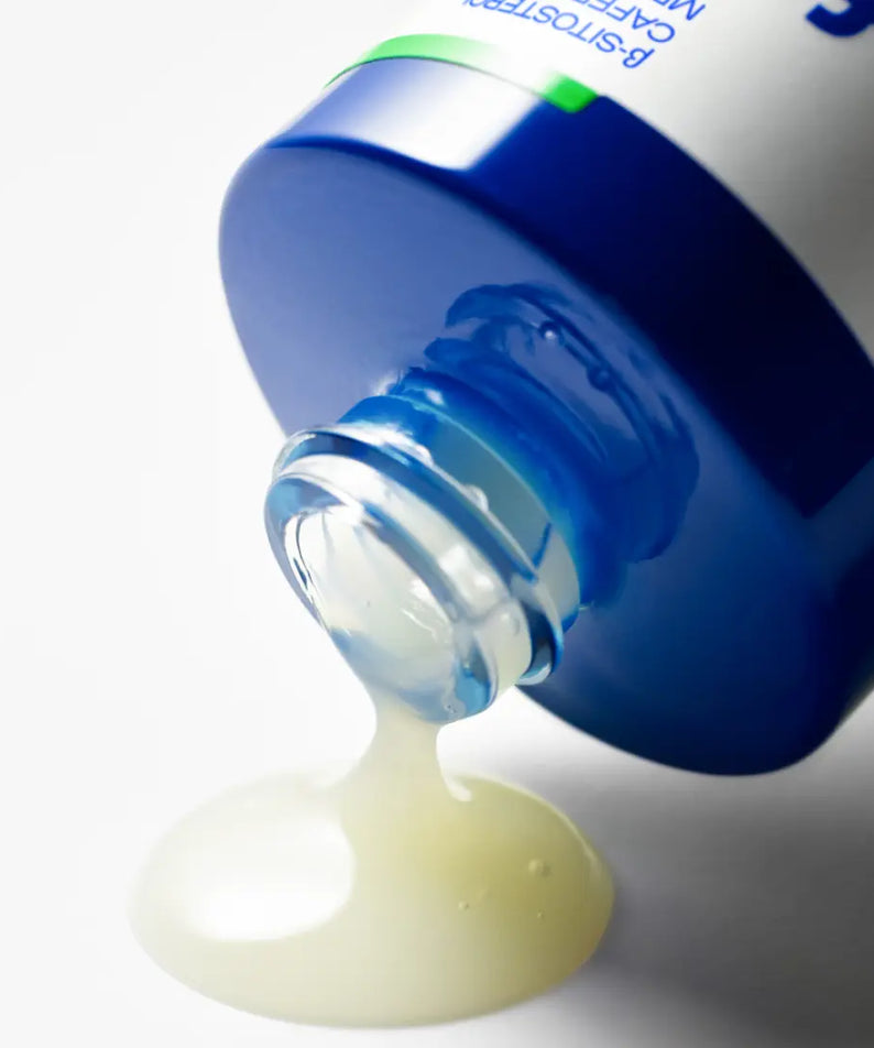 Sérum BE.READY Cicaffeine Trouble Set 40ml versé depuis une bouteille bleue, soin visage efficace