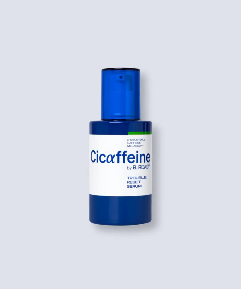 Flacon de BE.READY Cicaffeine Trouble Set Serum 40ml sur fond bleu clair.