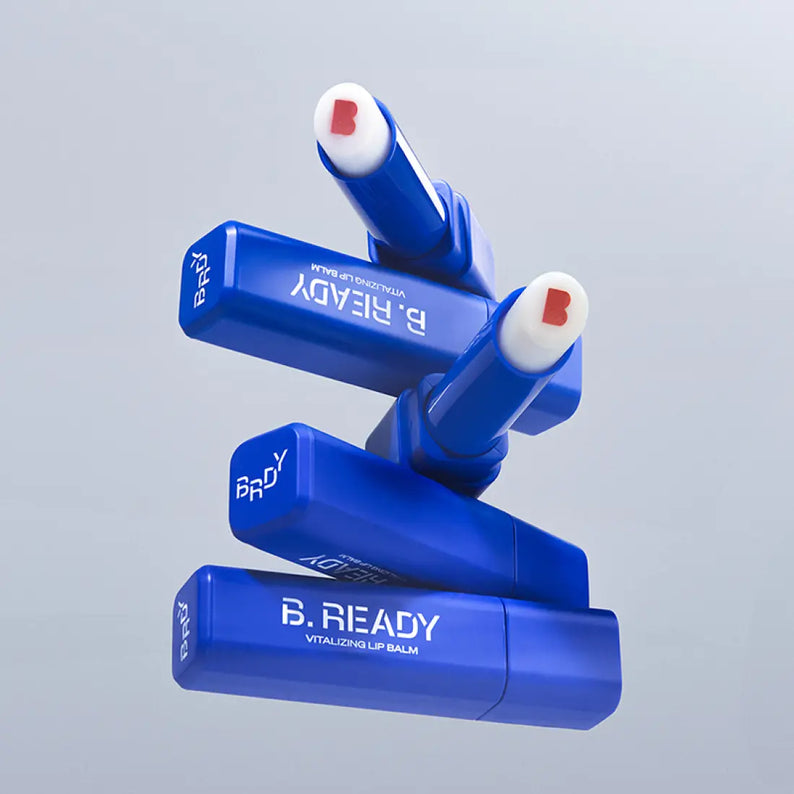 Quatre tubes de BE.READY Wake Up Vitality Lip Balm 3g bleus sur fond gris clair.