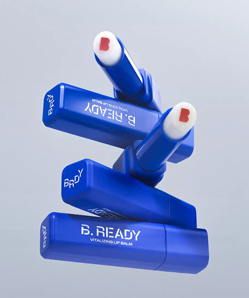 Quatre tubes de BE.READY Wake Up Vitality Lip Balm 3g bleus sur fond gris clair.
