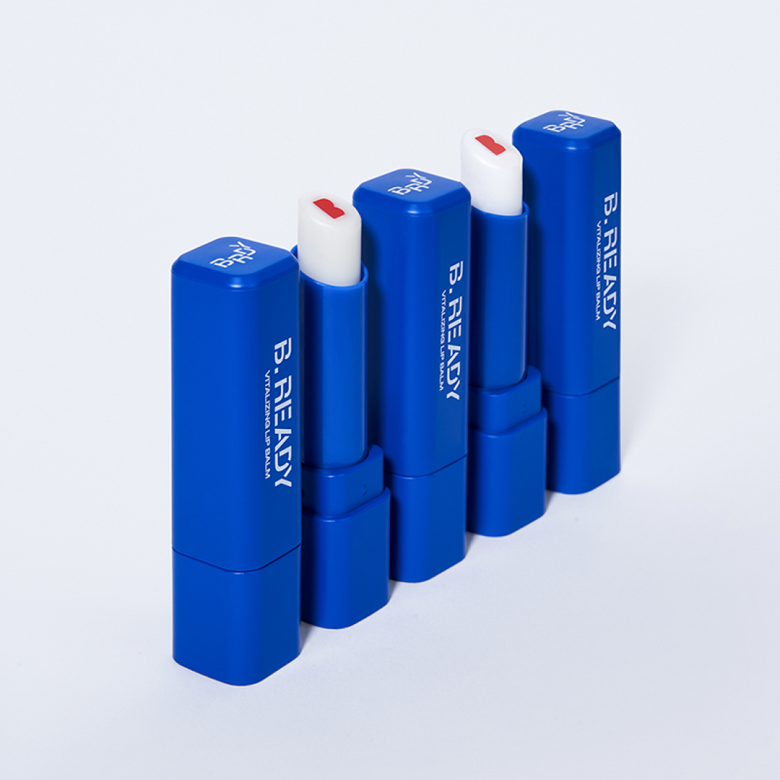 Quatre tubes de BE.READY Wake Up Vitality Lip Balm 3g en bleu, alignés verticalement sur un fond blanc.