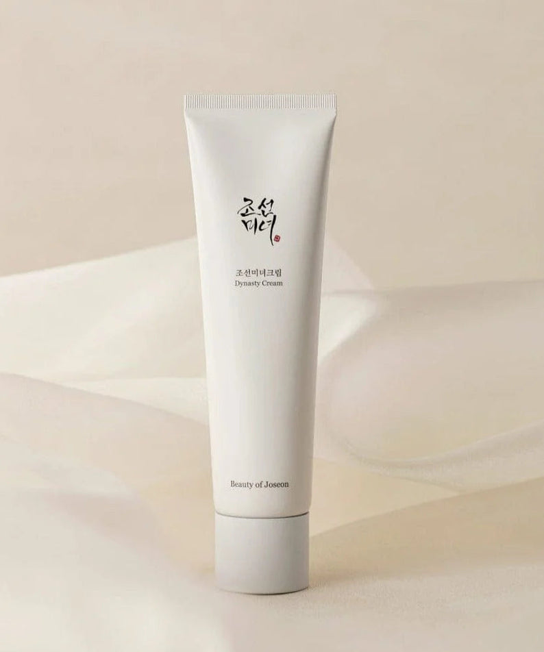 BEAUTY OF JOSEON Dynasty Cream 100ml, tube crème blanc sur fond beige et ombres douces, marque Beauty of Joseon.