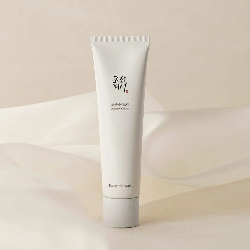 BEAUTY OF JOSEON Dynasty Cream 100ml, tube crème blanc sur fond beige et ombres douces, marque Beauty of Joseon.