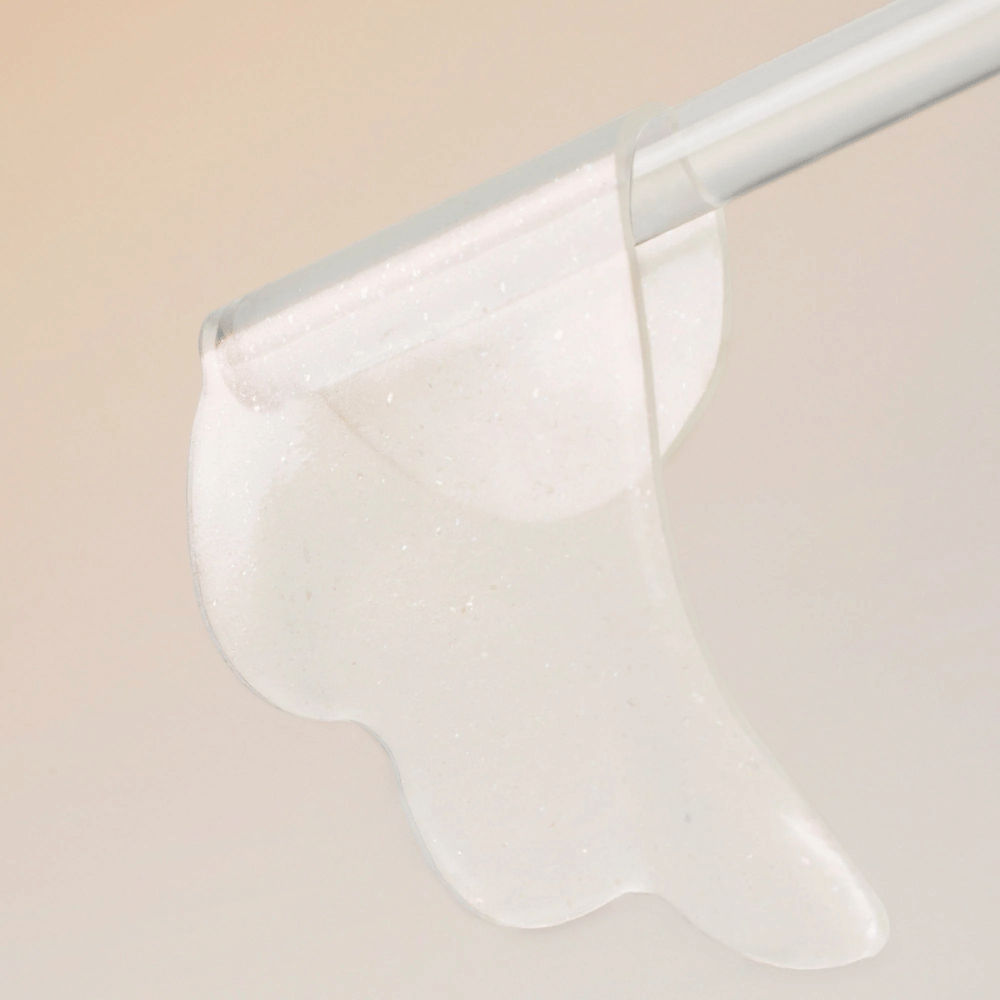 Décris l'image en français: BEAUTY OF JOSEON Ginseng Retinal Elasticity Eye Patch 60 Sheets, patch hydratant blanc sur visuel rapproché.