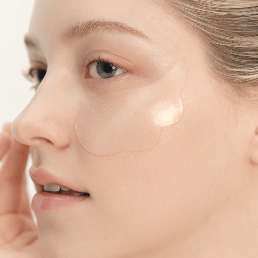 BEAUTY OF JOSEON Ginseng Retinal Elasticity Eye Patch 60 Sheets : patchs hydratants sur le visage, modèle en gros plan.