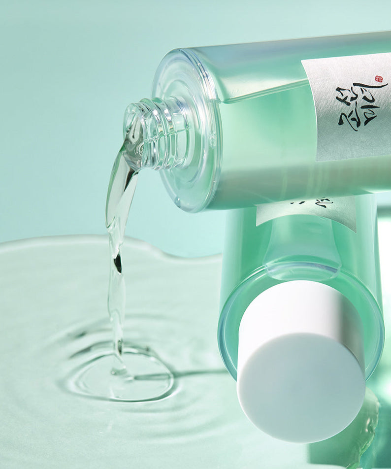 BEAUTY OF JOSEON Green Plum Refreshing Toner AHA + BHA 150ml, flacon vert sur fond menthe, texture liquide