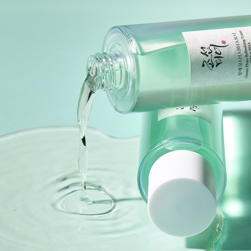BEAUTY OF JOSEON Green Plum Refreshing Toner AHA + BHA 150ml, flacon vert sur fond menthe, texture liquide