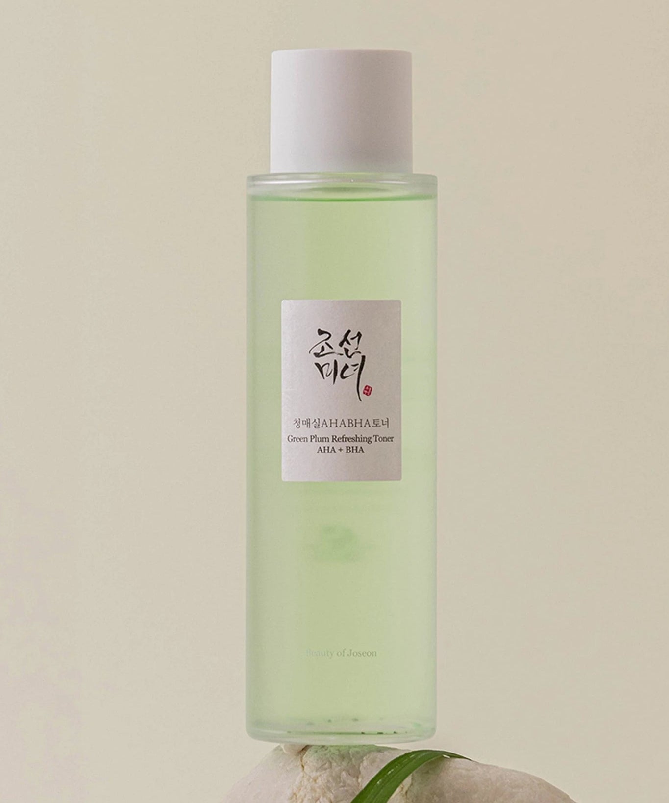 BEAUTY OF JOSEON Green Plum Refreshing Toner AHA + BHA 150ml de la marque, flacon vert sur fond beige