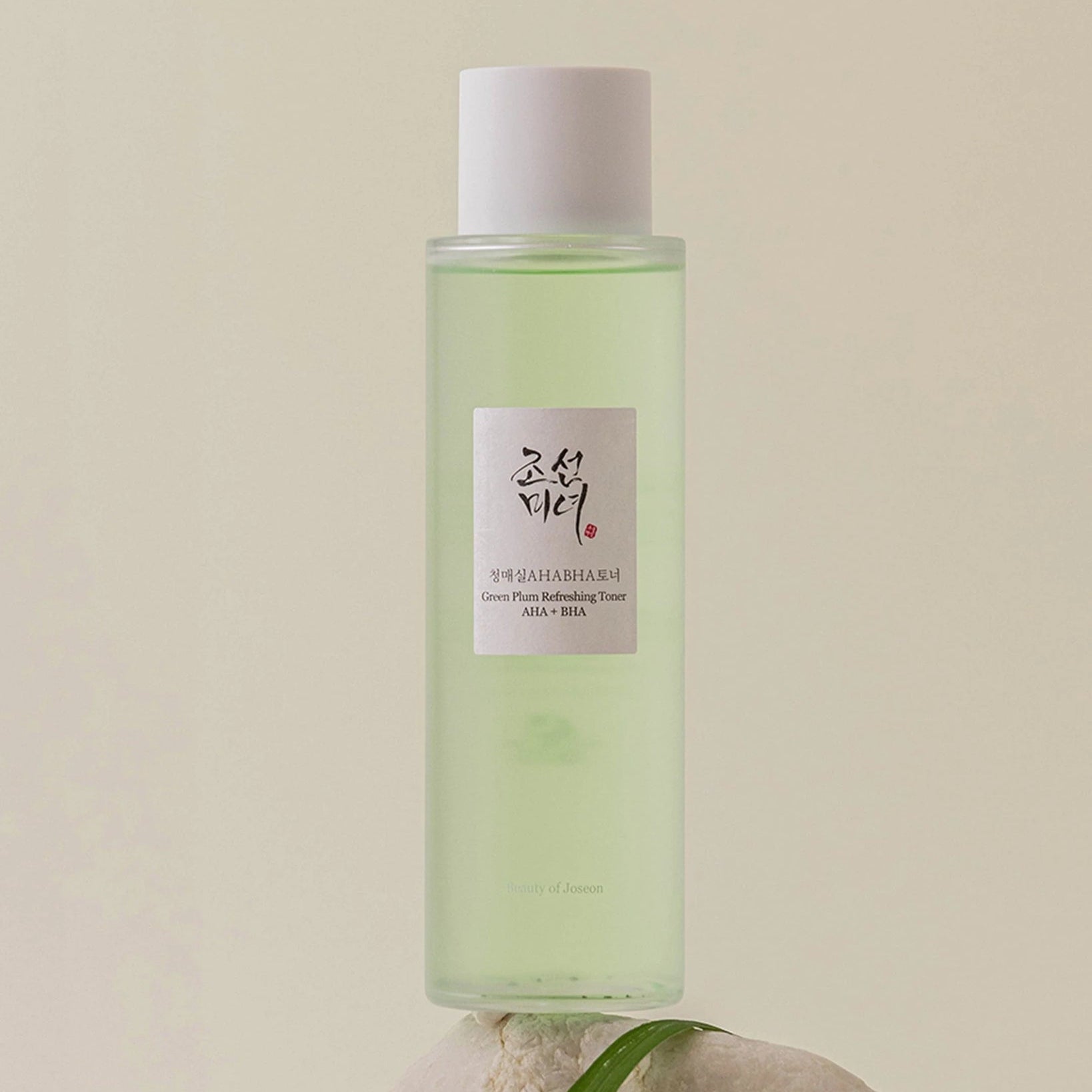 BEAUTY OF JOSEON Green Plum Refreshing Toner AHA + BHA 150ml de la marque, flacon vert sur fond beige