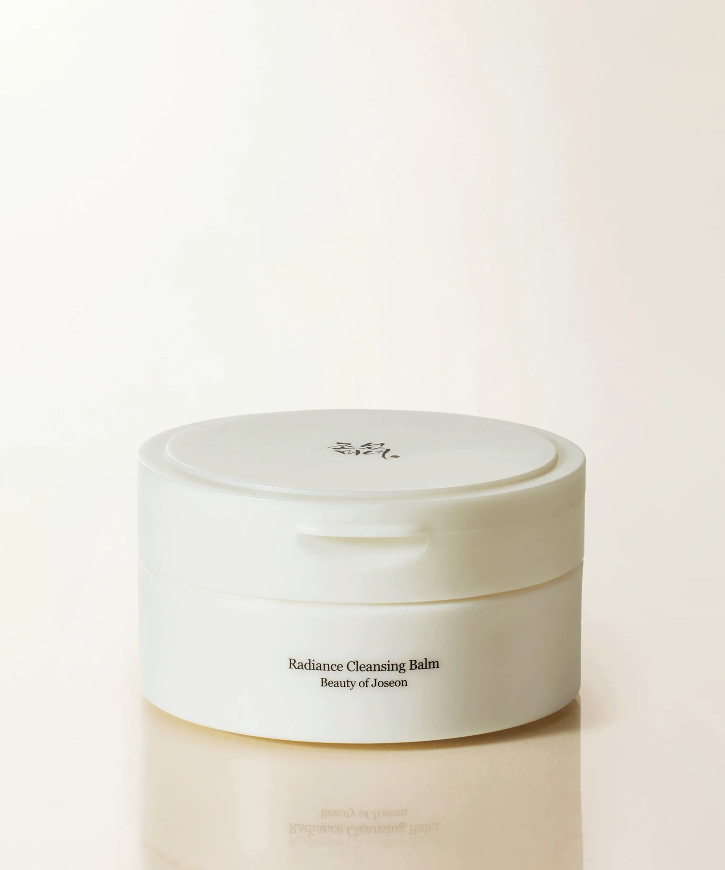 BEAUTY OF JOSEON Radiance Cleansing Balm 100ml, pot blanc sur fond clair; marque Beauty of Joseon en contexte visuel