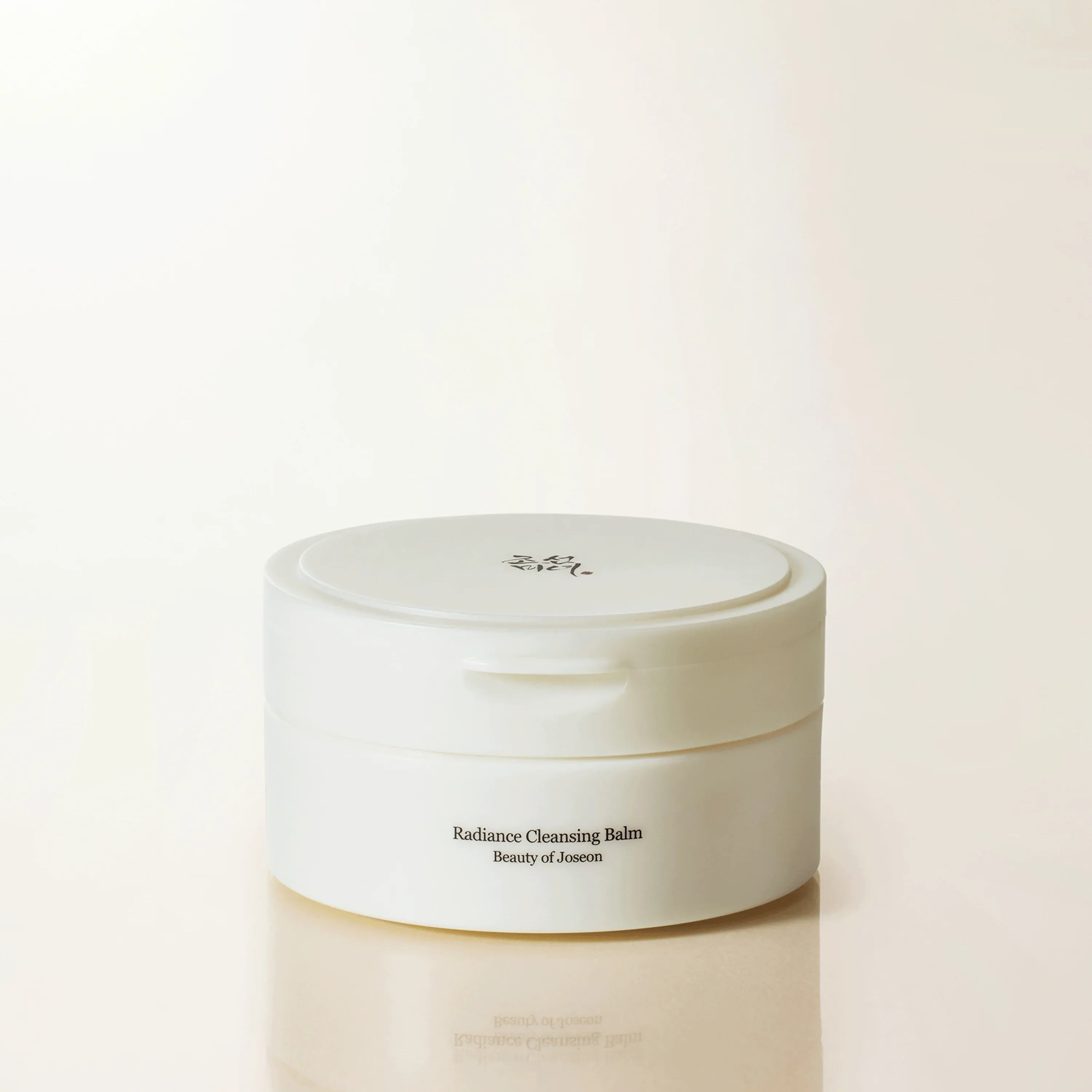 BEAUTY OF JOSEON Radiance Cleansing Balm 100ml, pot blanc sur fond clair; marque Beauty of Joseon en contexte visuel