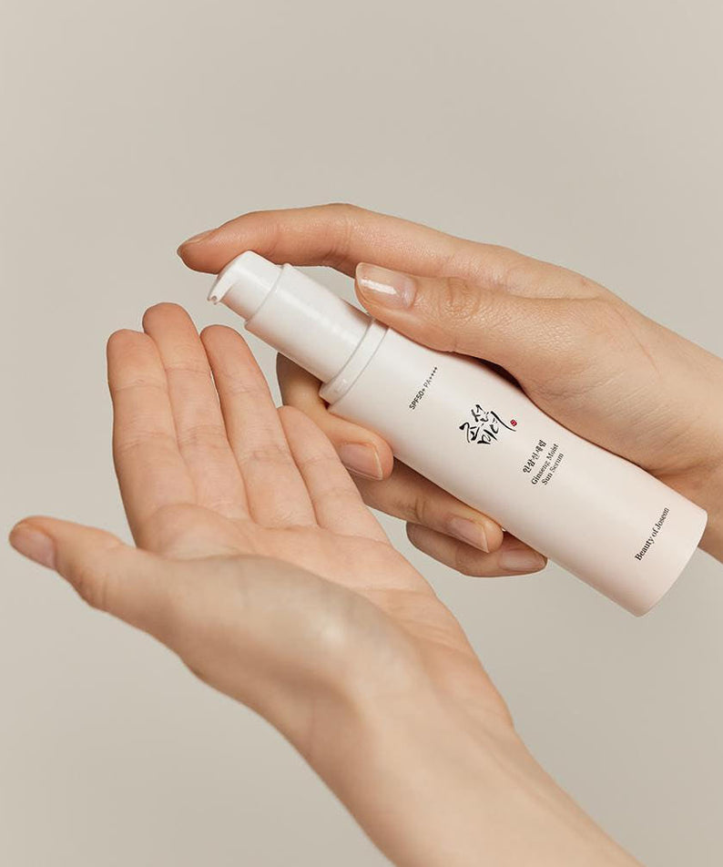 BEAUTY OF JOSEON Ginseng Moist Sun Serum 50ml, flacon crème entre mains, ambiance beauté minimaliste, marque visible.