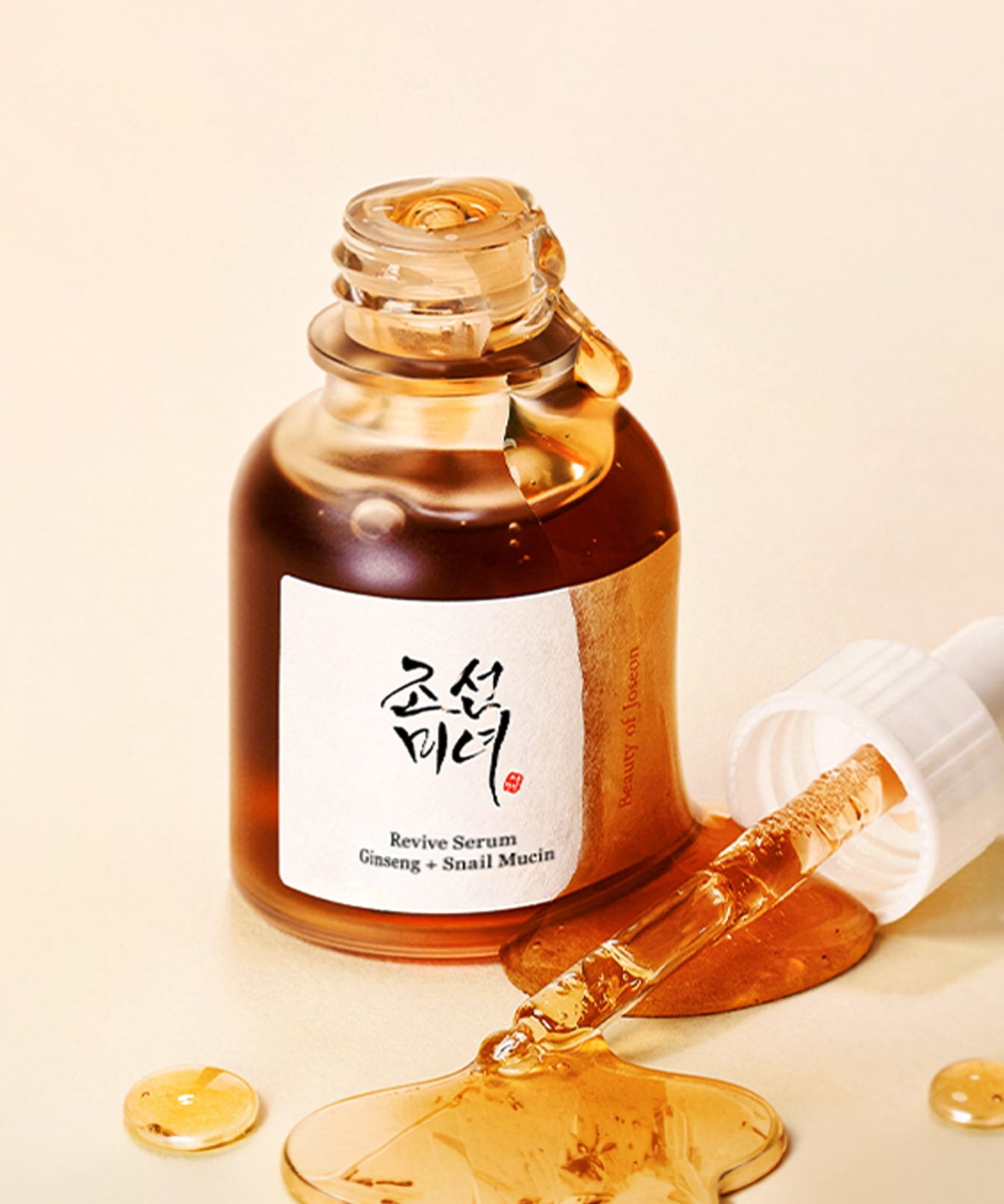BEAUTY OF JOSEON Ginseng Snail Serum 30ml, flacon brun et gouttes sur fond clair, marque Beauty of Joseon