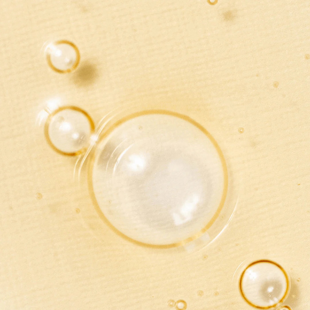 BEAUTY OF JOSEON Ginseng Snail Serum 30ml, sérum de la marque, flacon sur fond beige avec bulles et texture.