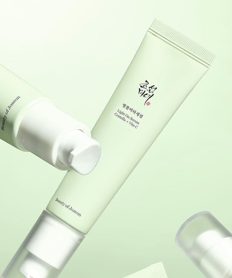Décris l'image en français: BEAUTY OF JOSEON Light On Serum Centella+ Vita C 30ml, tubes crème en fond vert clair.