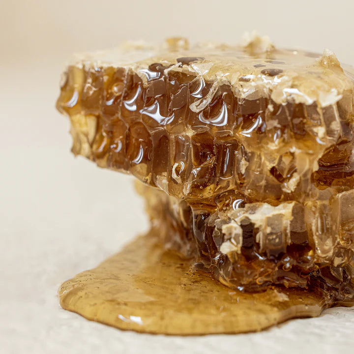 BEAUTY OF JOSEON Glow Propolis Serum 30ml, marque posée sur fond clair, texture propolis au premier plan.