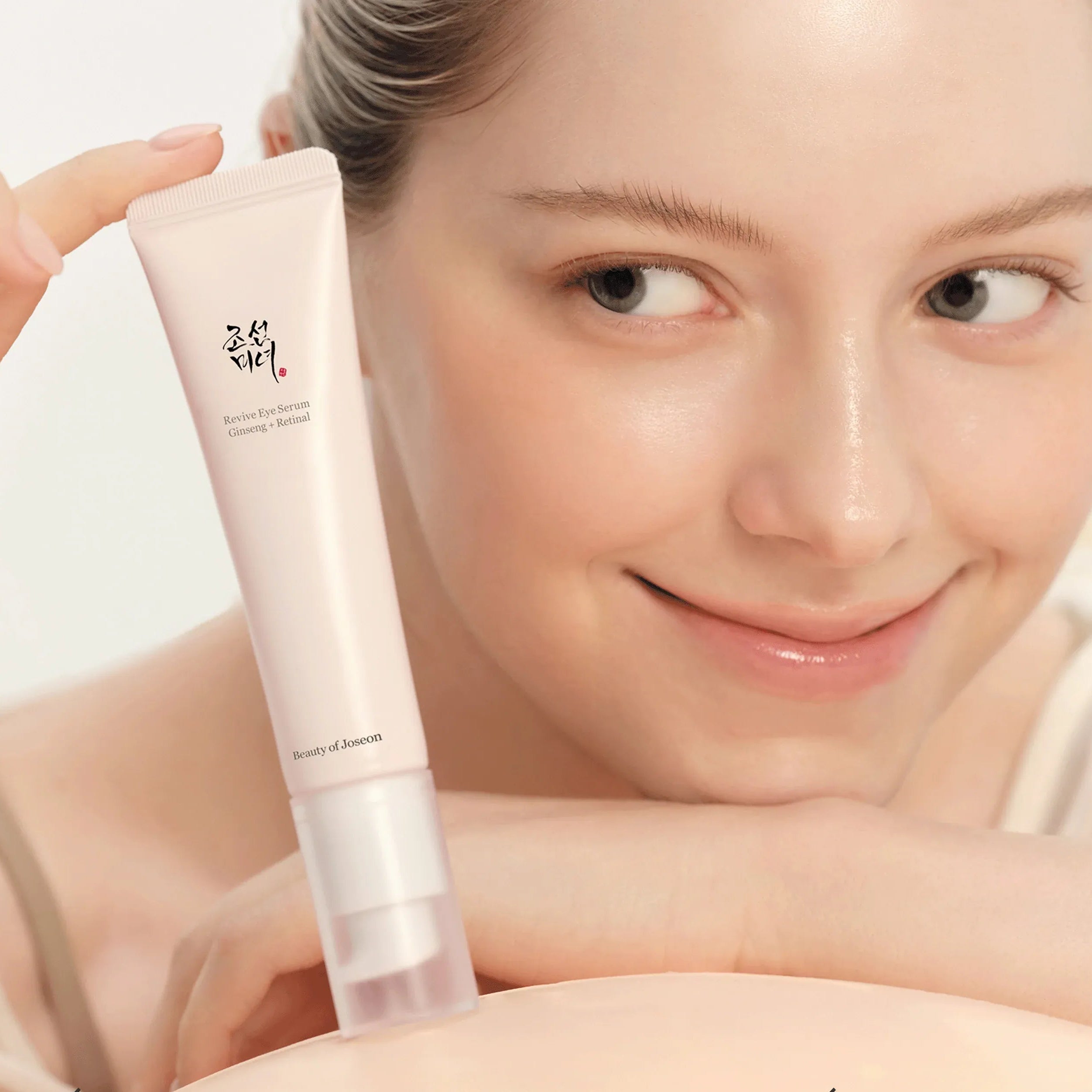 BEAUTY OF JOSEON Revive Eye Serum 30ml, tube crème près de l’œil, femme visage lumineux, contexte soin beauté