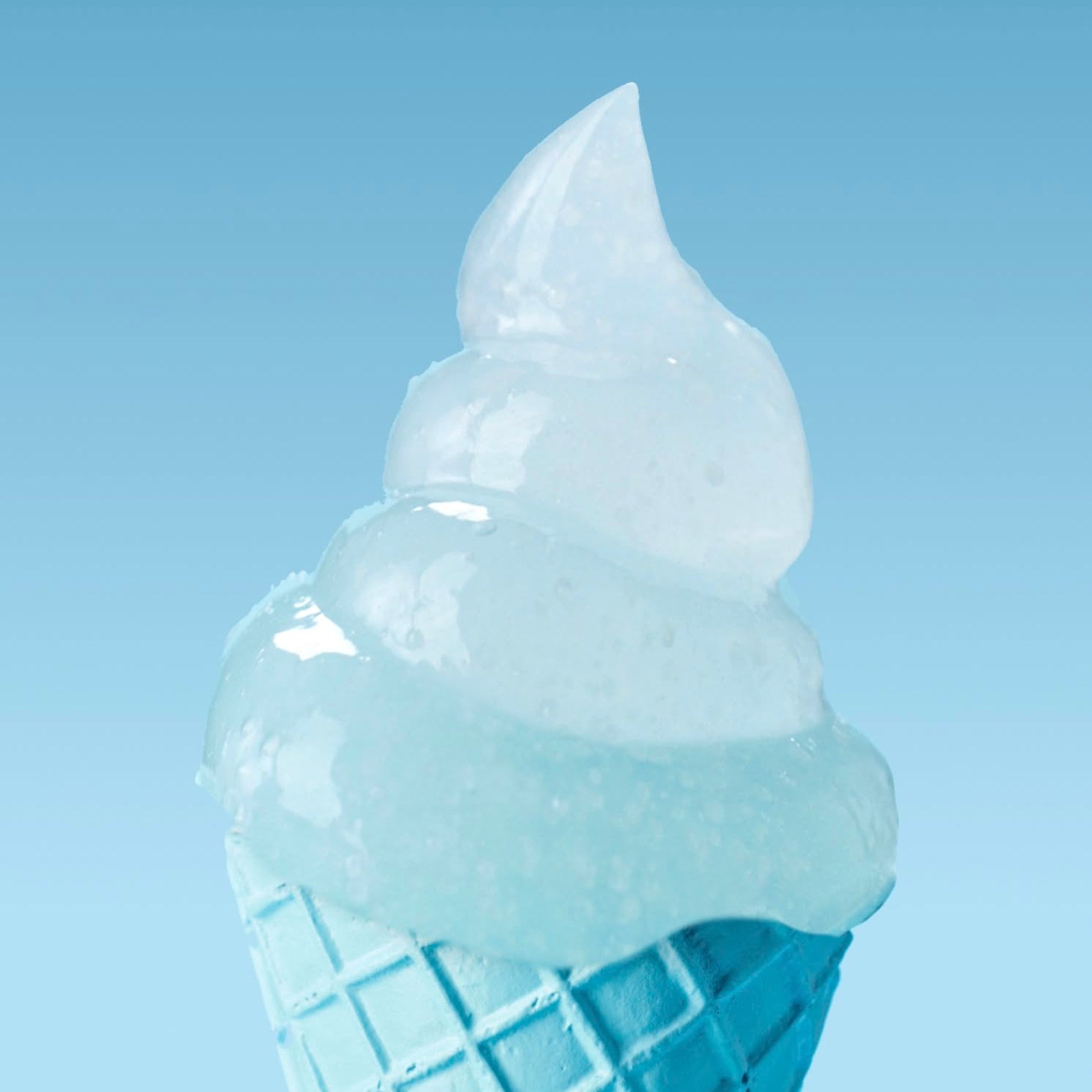 BELIF Aqua Bomb Frozen Cream 50ml, crème hydratante glacée bleue sur fond ciel, texture effet gel.