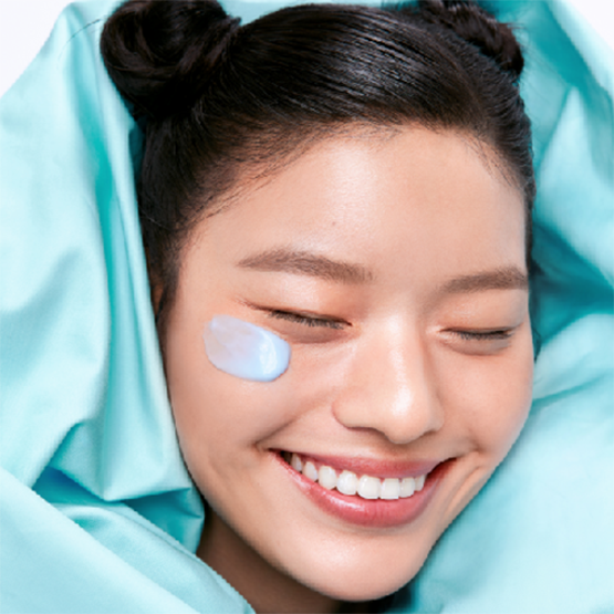 Décris l'image en français: BELIF Aqua Bomb Frozen Modeling Mask de la marque BELIF, gel bleu frais sur le visage.