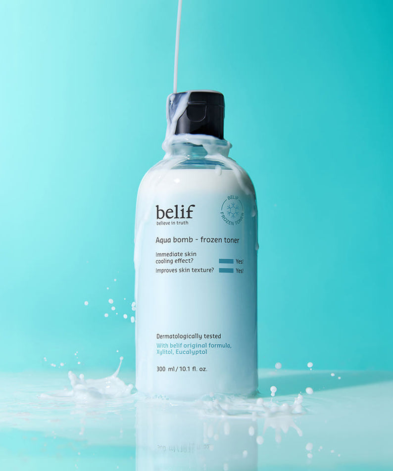 BELIF Aqua Bomb Frozen Toner 330ml, flacon BELIF sur fond bleu, éclaboussures et gouttes d’eau glacée.