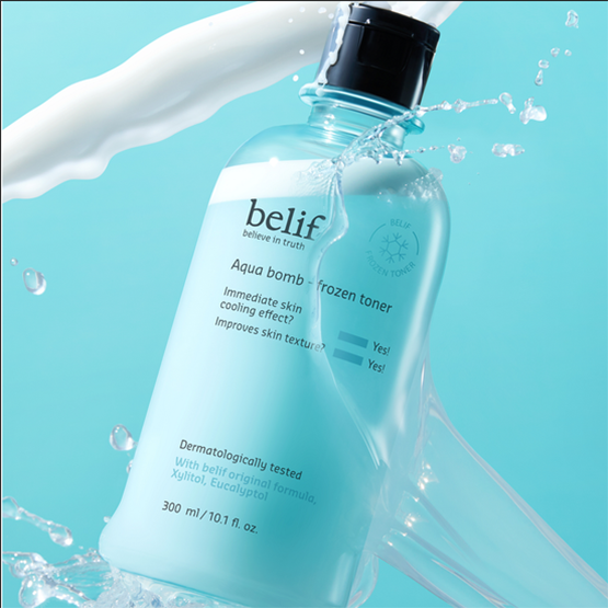 BELIF Aqua Bomb Frozen Toner 330ml de Belif sur fond bleu, effet gel glacé et éclaboussures d’eau