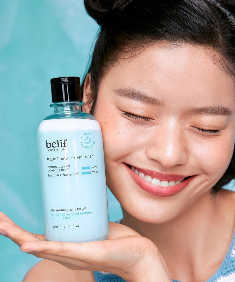 BELIF Aqua Bomb Frozen Toner 330ml de la marque belif, flacon bleu et visage souriant sur fond bleu.