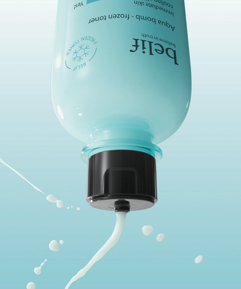 BELIF Aqua Bomb Frozen Toner 330ml de la marque BELIF, flacon bleu sur fond aqua avec éclaboussures visuelles