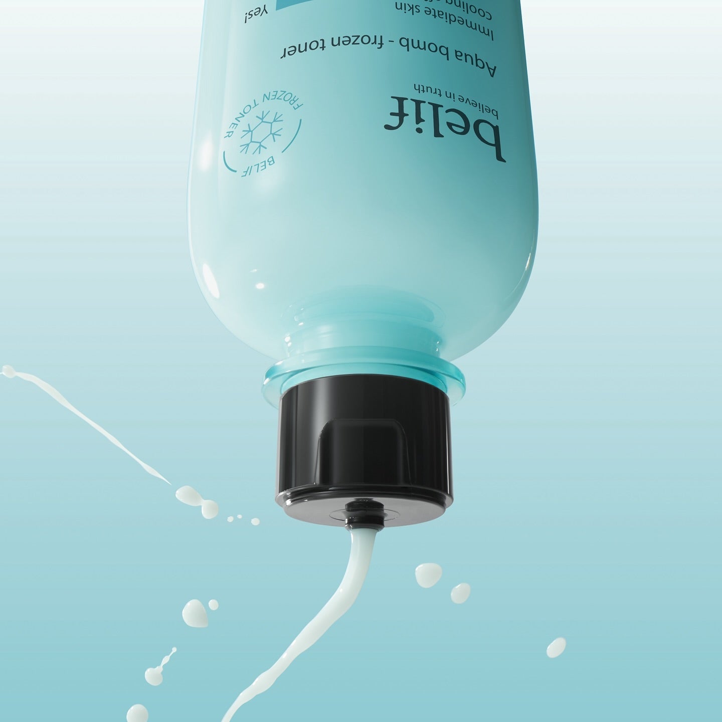 BELIF Aqua Bomb Frozen Toner 330ml de la marque BELIF, flacon bleu sur fond aqua avec éclaboussures visuelles