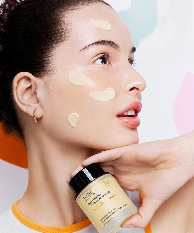 Femme appliquant le BELIF Super Knights Multi Vitamin Mask 75ml pour une peau revitalisée.