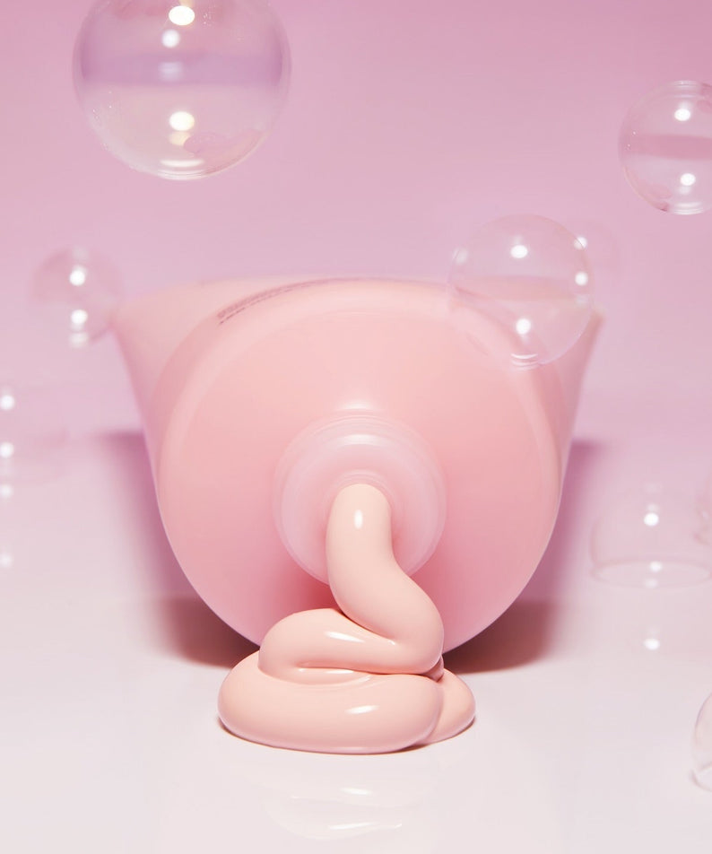 BELIF Super Knights Pore Fiming Vegan Pack Cleanser 150ml sur fond rose avec bulles, texture crémeuse s'écoulant du tube.