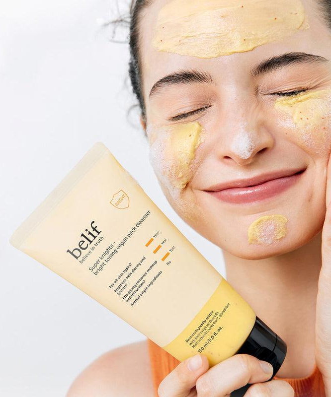 BELIF Super Knights bright Toning Vegan Pack Cleanser 150ml utilisé par une femme souriante pour une peau éclatante.