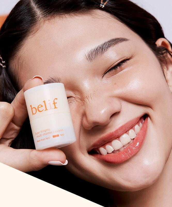 BELIF Super Knight Multi Vitamin Lipcerin, baume pour les lèvres de la marque belif sur photo beauté souriante tenant le pot