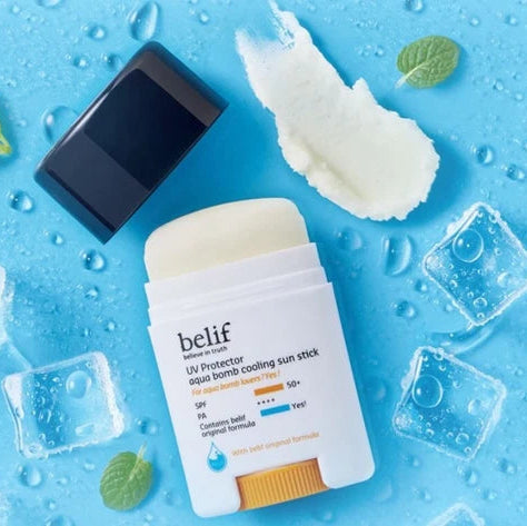 BELIF UV Protecter Aqua Bomb Cooling Sun Stick de belif, stick bleu frais sur fond eau avec gouttes et feuilles