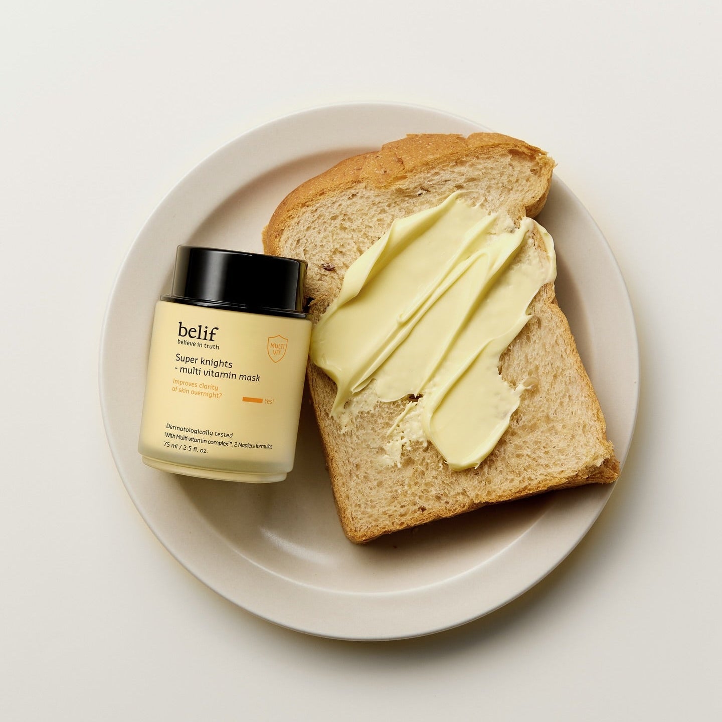 BELIF Super Knights Multi Vitamin Mask 75ml, produit Belif sur toast et crème jaune, photo lifestyle sur fond clair