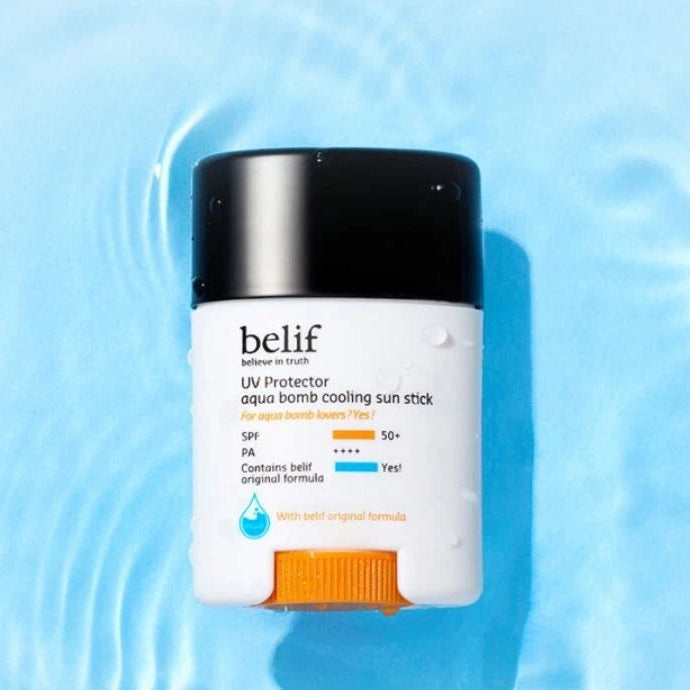 BELIF UV Protecter Aqua Bomb Cooling Sun Stick de belif, stick crème bleu sur fond aquatique.