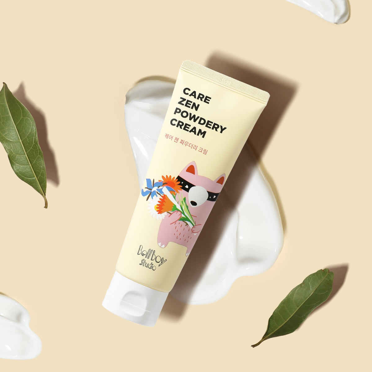 BELLBOY STUDIO Care Zen Powdery Cream 120ml, tube de crème apaisante sur fond beige avec feuilles et textures crémeuses.