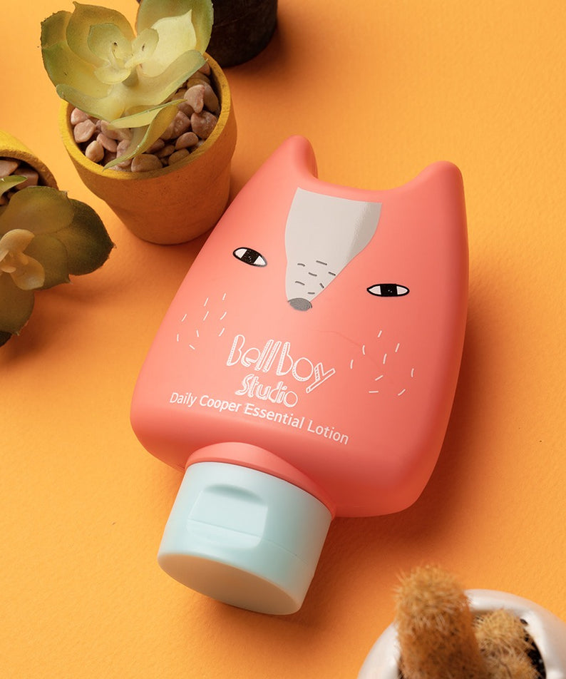 BELLBOY STUDIO Daily Cooper Moist Multi Lotion 160ml, photo produit sur fond orange avec flacon mignon en forme de renard