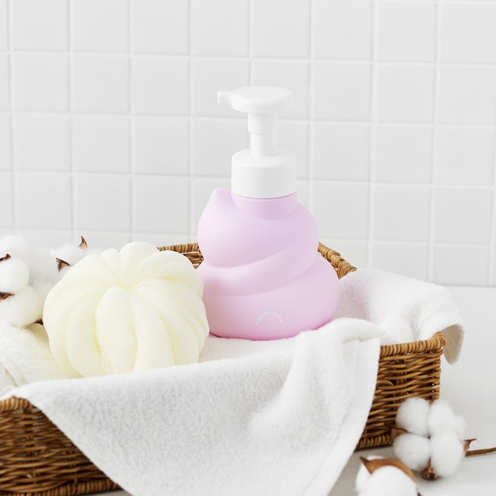BELLBOY STUDIO Hippong Bubble Butt Cleanser de la marque, flacon-pompe rose, sur serviette blanche en salle de bain