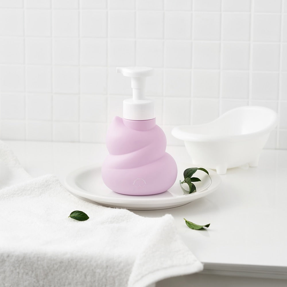 BELLBOY STUDIO Hippong Bubble Butt Cleanser sur plateau près d'une baignoire, décor salle de bain blanche, style spa.