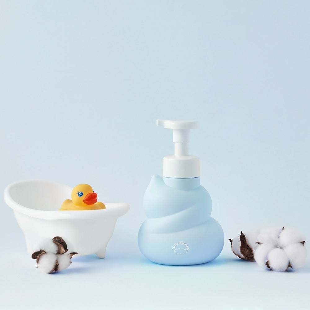 BELLBOY STUDIO Hippong Bubble Hand Wash : flacon bleu en scène moussante, canard et animaux jouets sur fond clair