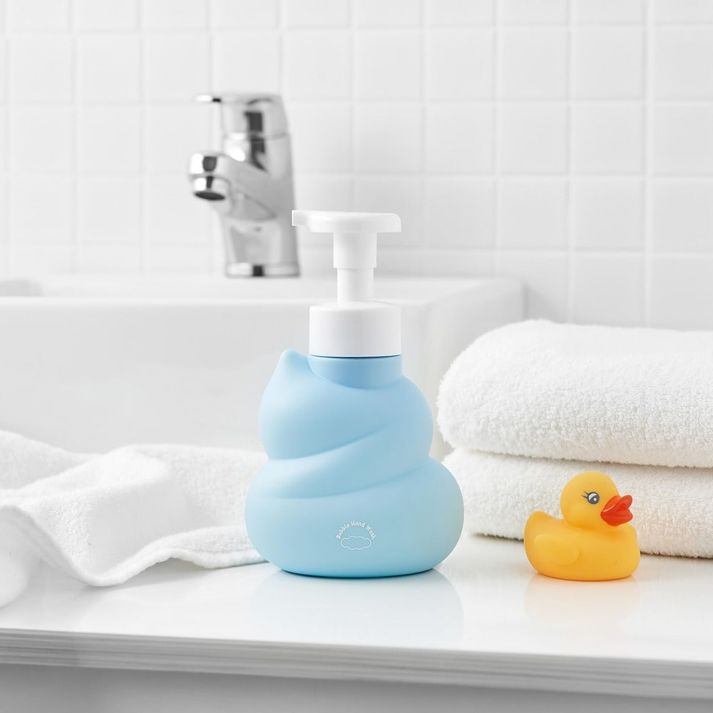 BELLBOY STUDIO Hippong Bubble Hand Wash : flacon bleu moussant au lavabo, serviettes et jouet canard, salle de bain