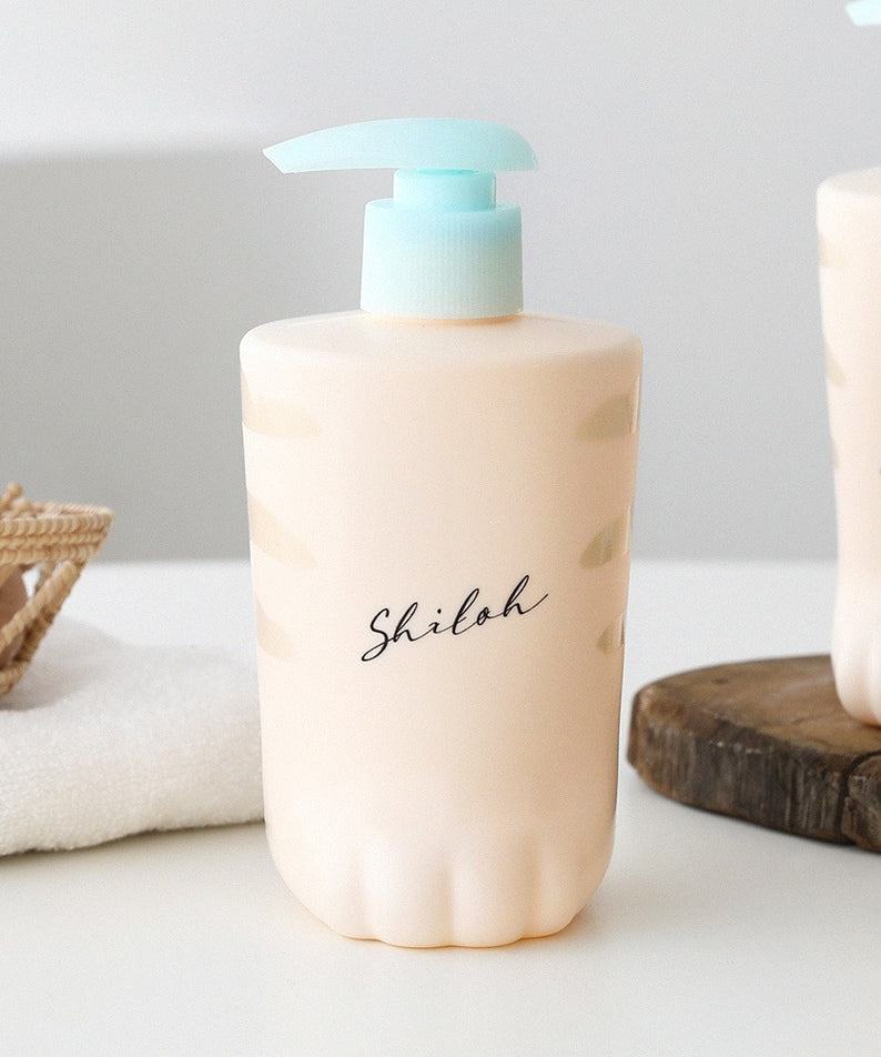 Bouteille de BELLBOY STUDIO Silky Shiloh Prime Conditioner 400ml sur une table en bois.
