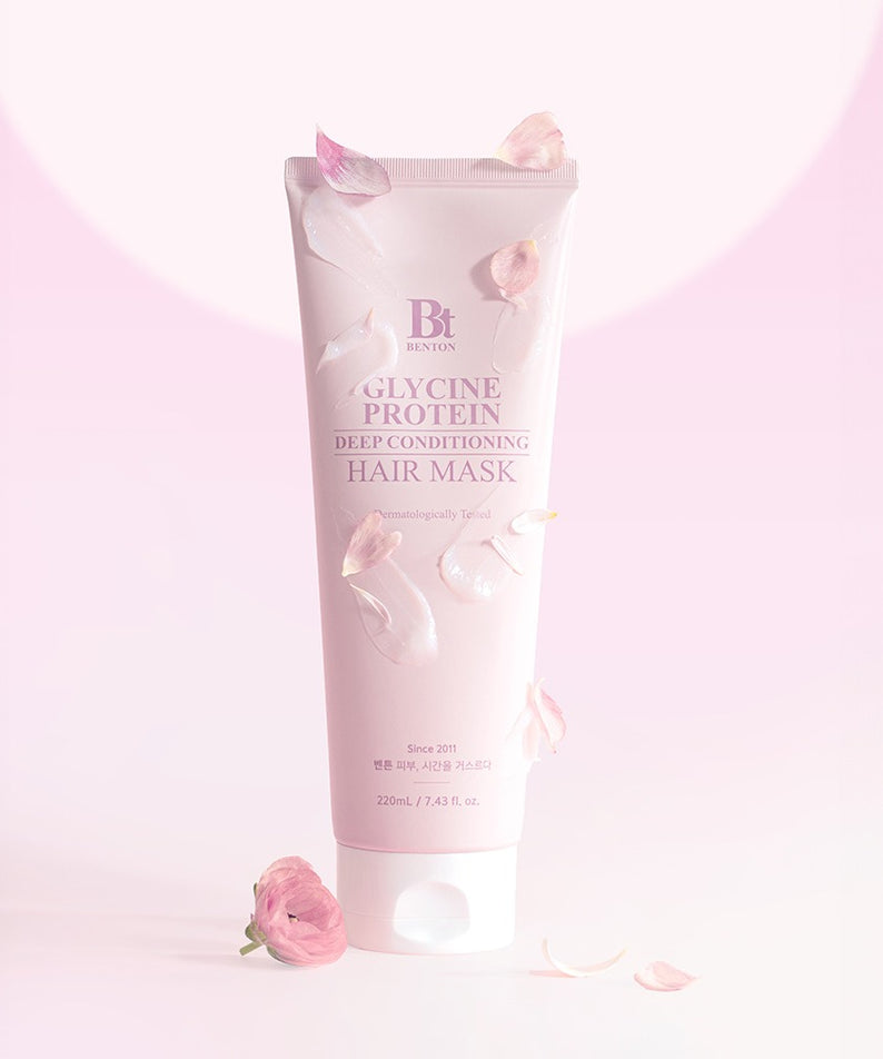 BENTON Glycine Protein Deep Conditioning Hair Mask 220ml en fond rose, produit BENTON présenté avec pétales.