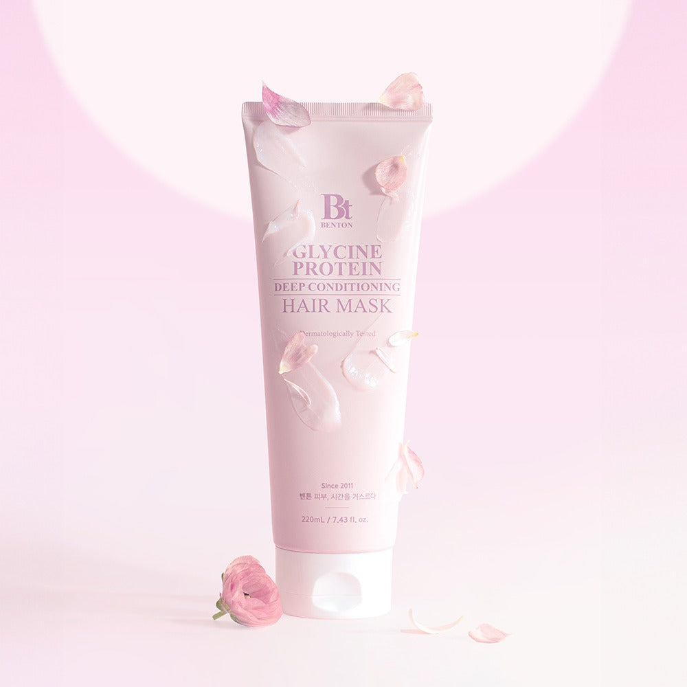BENTON Glycine Protein Deep Conditioning Hair Mask 220ml en fond rose, produit BENTON présenté avec pétales.