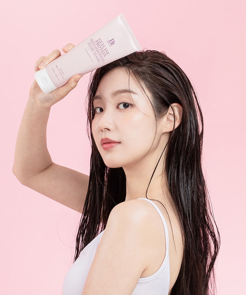 BENTON Glycine Protein Deep Conditioning Hair Mask 220ml sur fond rose, visage de femme coiffé, marque BENTON.