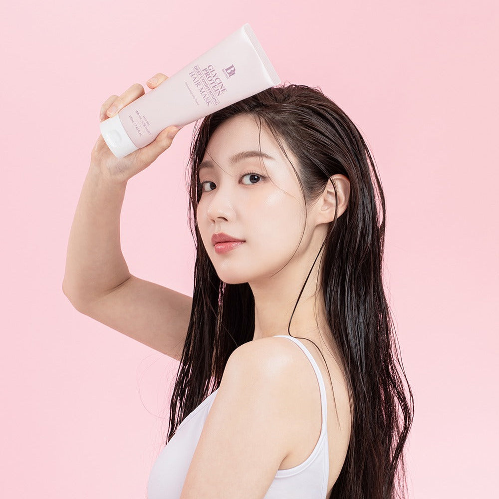 BENTON Glycine Protein Deep Conditioning Hair Mask 220ml sur fond rose, visage de femme coiffé, marque BENTON.