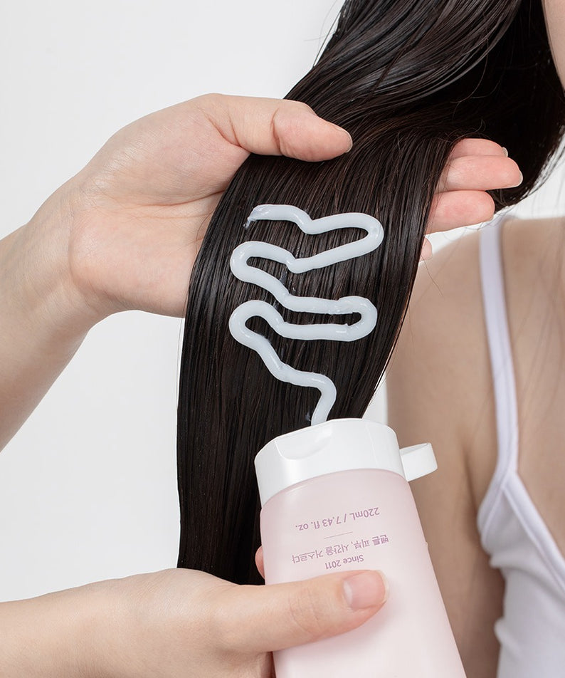 BENTON Glycine Protein Deep Conditioning Hair Mask 220ml, brosse mousse et cheveux, marque Benton en contexte soin capillaire.