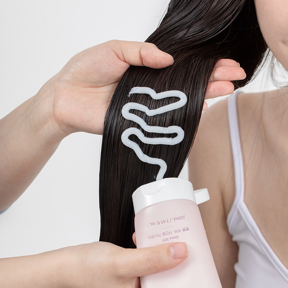 BENTON Glycine Protein Deep Conditioning Hair Mask 220ml, brosse mousse et cheveux, marque Benton en contexte soin capillaire.