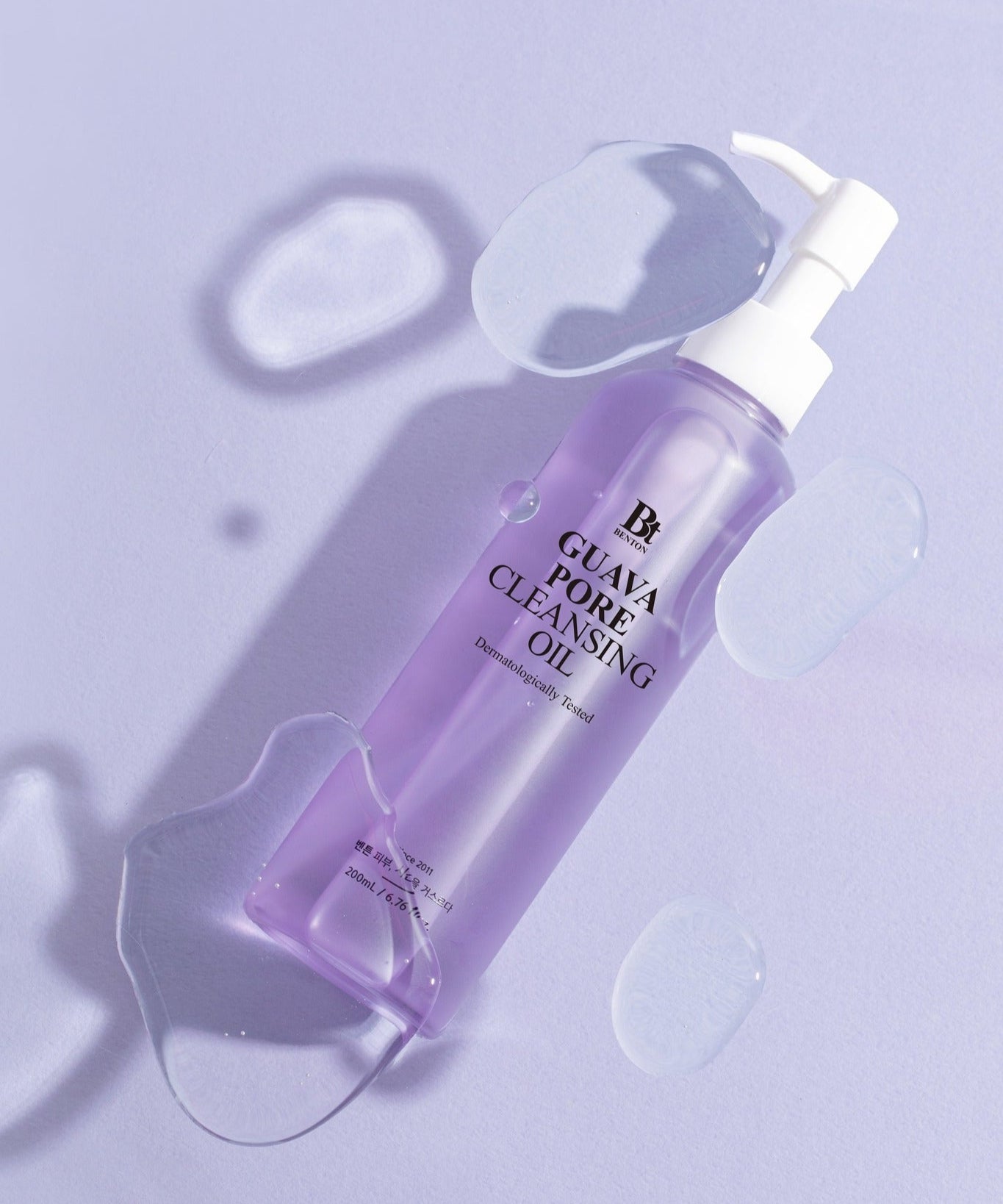 Photo produit : BENTON Guava Blackhead Pore Cleansing Oil 200ml, bouteille marque Benton sur fond violet clair