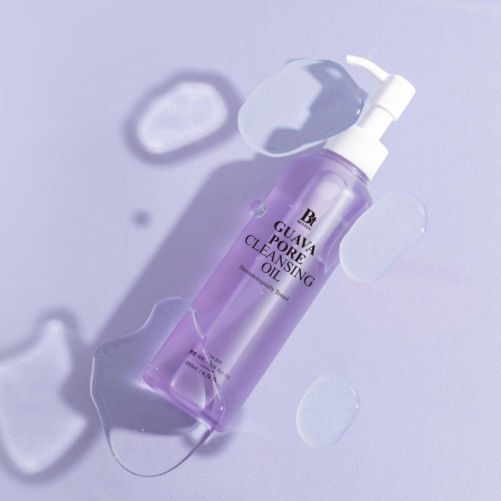 Photo produit : BENTON Guava Blackhead Pore Cleansing Oil 200ml, bouteille marque Benton sur fond violet clair
